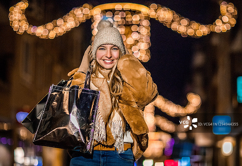 冬季购物的金发美女图片素材