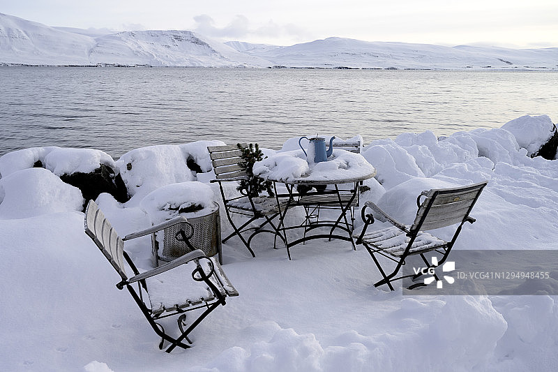 冰岛北部Hjalteyri的户外桌椅图片素材
