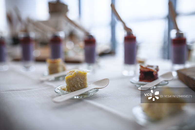 办公室派对自助餐上的美食甜点图片素材