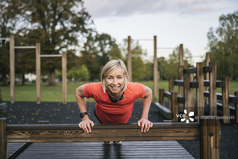 50岁出头的女运动员做斜坡俯卧撑的肖像图片素材