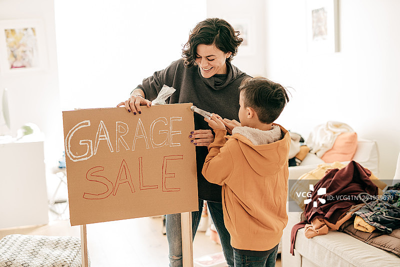 小帮手和妈妈一起做DIY项目图片素材