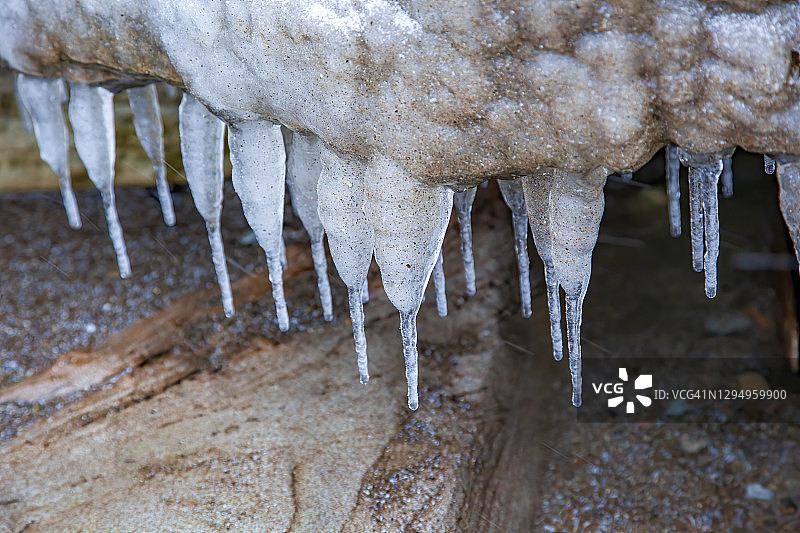 伊利湖岸边的冰柱图片素材