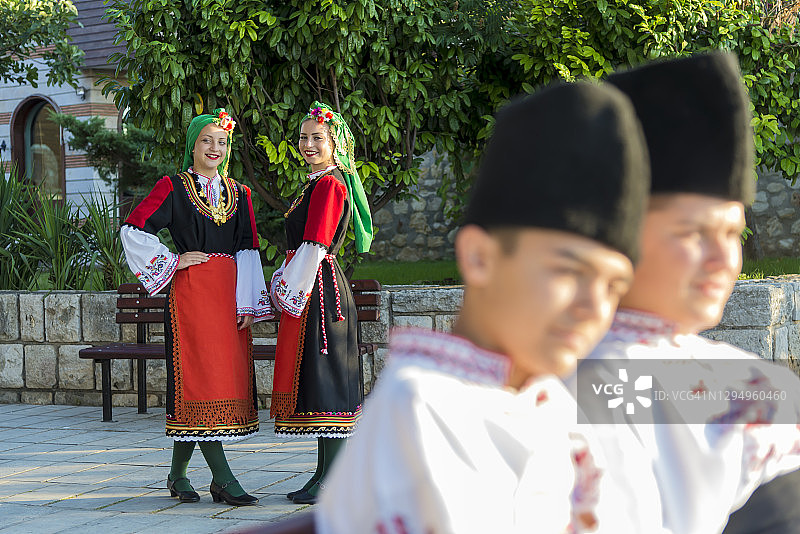 身穿保加利亚民族服装的年轻男女图片素材