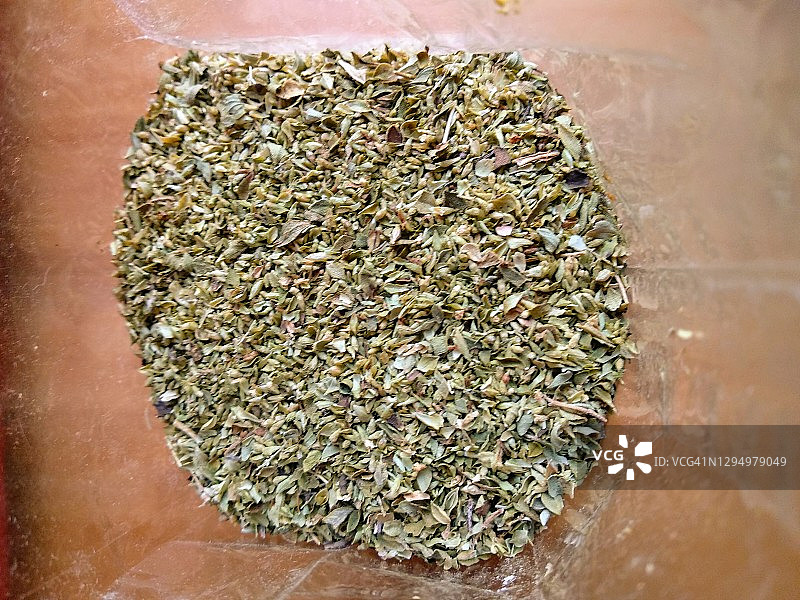 已开封的希腊牛至图片素材