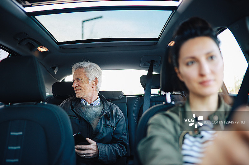 年长的男人与顺风车女司机同行图片素材