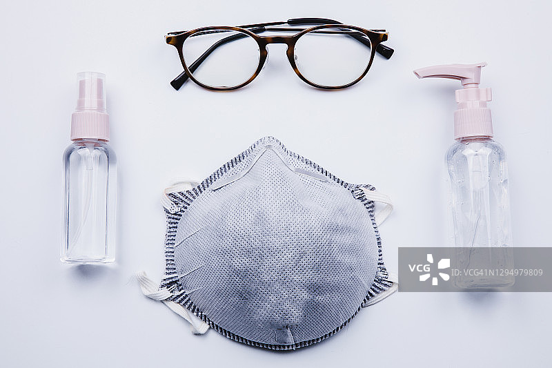 N95口罩和免洗洗手液的俯视图图片素材