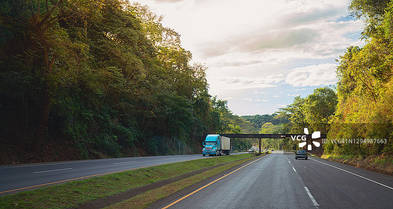 在哥斯达黎加道路上行驶的蓝白色卡车图片素材