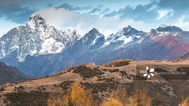 喜马拉雅山脉褪色的山景图片素材