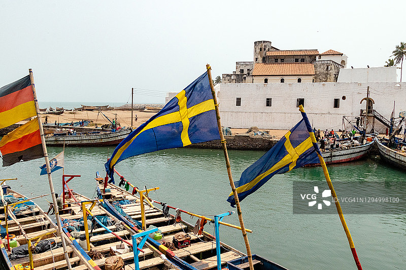 加纳埃尔米纳城堡前的船只图片素材