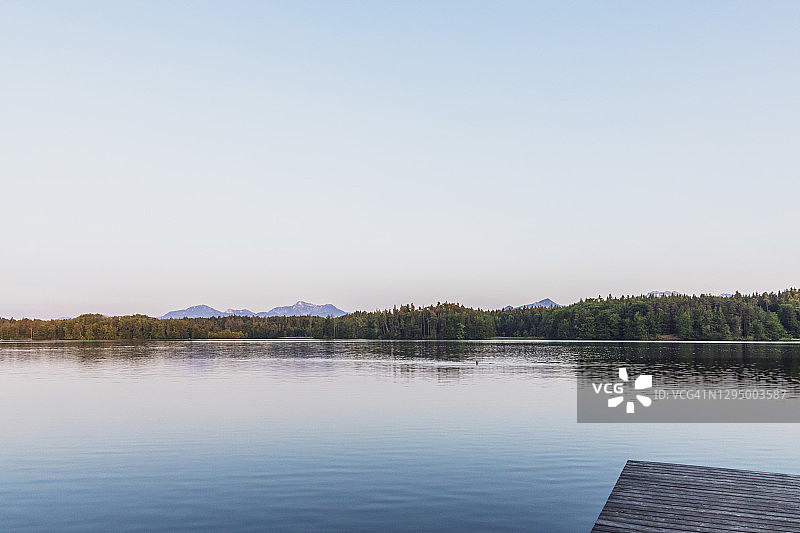 日落时分，平静美丽的湖泊与码头，朗布尔格内湖图片素材