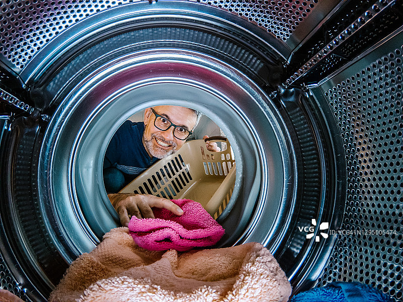 中年男人洗衣服图片素材