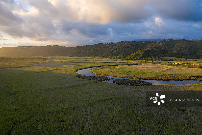 河流穿过的荒野湿地鸟瞰图图片素材
