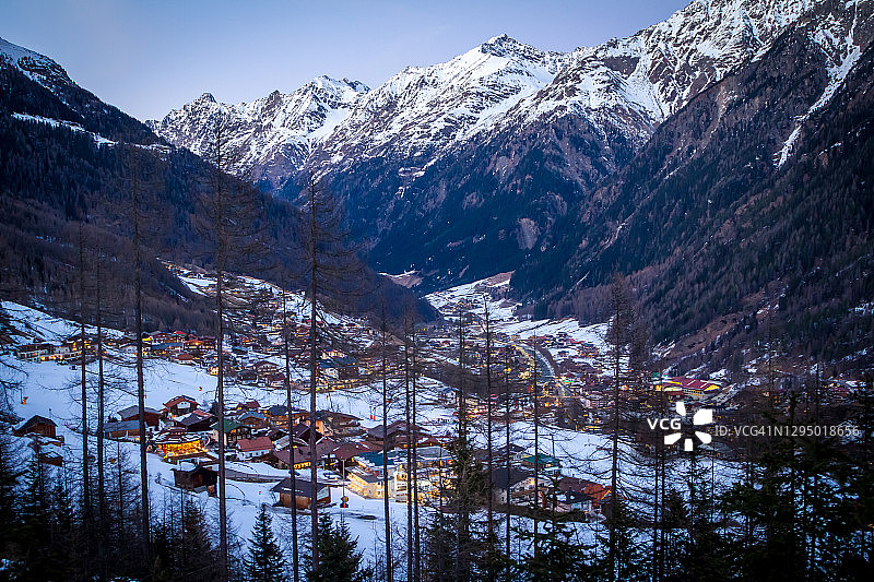奥地利索尔登滑雪胜地的夜景图片素材