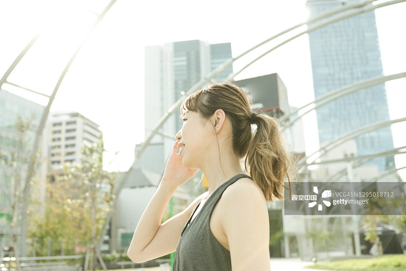 身穿运动服的亚洲女性肖像图片素材