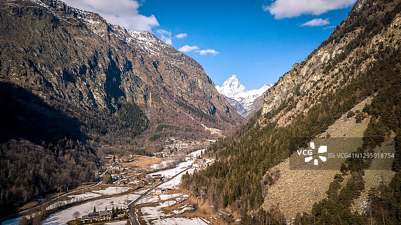 意大利瓦莱达奥斯塔和马特洪峰冬季航拍全景，俯瞰昂泰圣安德烈图片素材