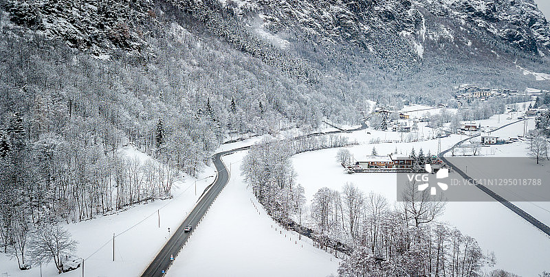 瓦莱达奥斯塔的冬季空中全景，意大利，从上方观看Antey-Saint-Andre图片素材