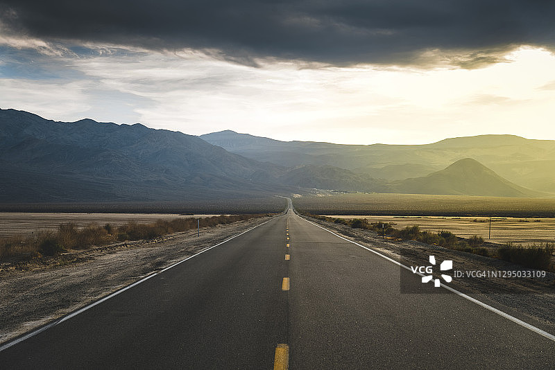 沙漠公路图片素材
