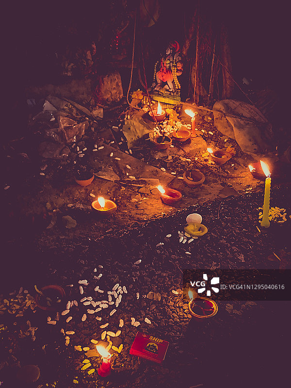 印度教寺庙地面上发光的土制油灯图片素材