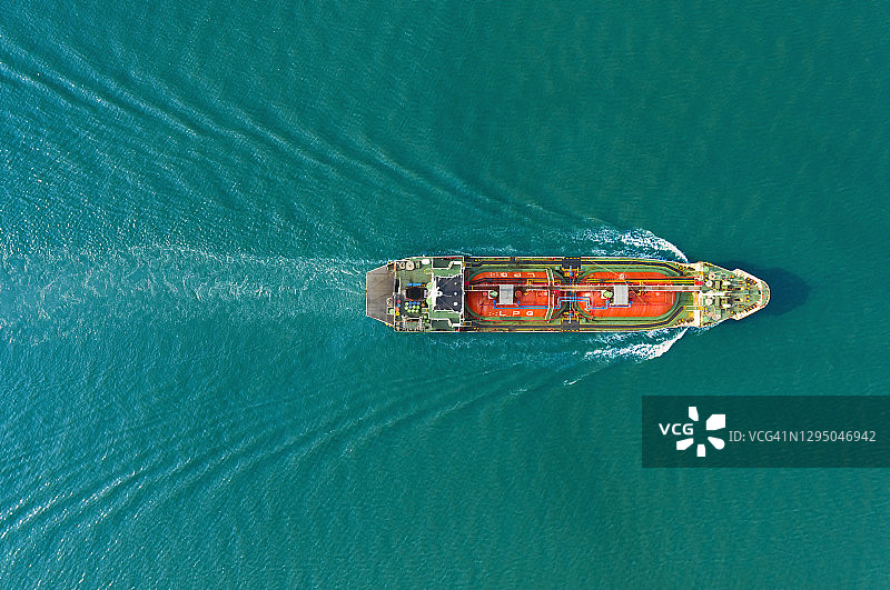 满载石油或液化石油气的油轮全速行驶，海面波浪优美航拍图片素材