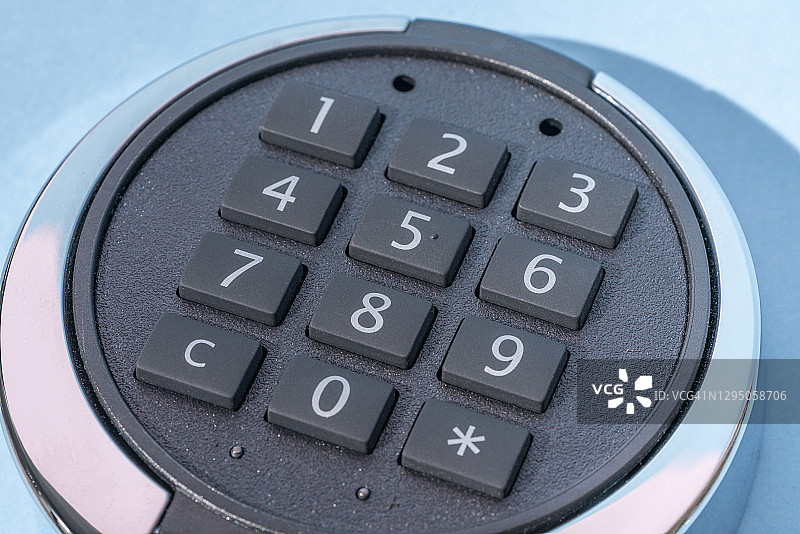 蓝色背景上的安全锁图片素材