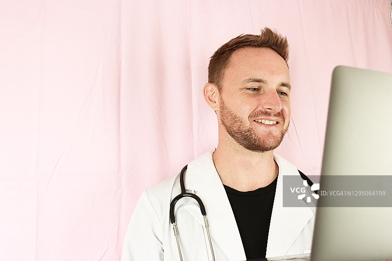 猕猴桃男医生视频会议图片素材