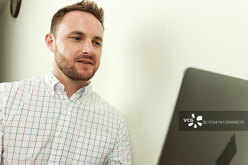 商务人士使用笔记本电脑进行视频会议图片素材