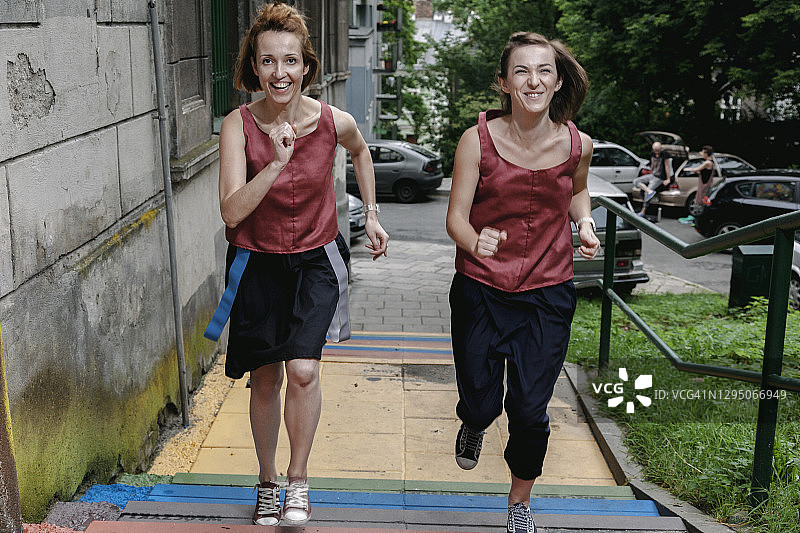 在楼梯上奔跑的女孩们图片素材