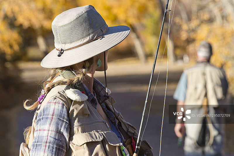 夏末飞蝇钓鱼的女人图片素材