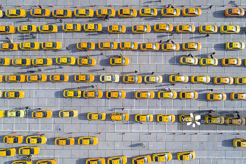 黄色出租车鸟瞰图图片素材