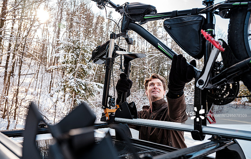 成年男人从胖胎自行车上下来图片素材