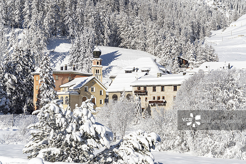 瑞士马杜兰：教堂和白雪皑皑的树林图片素材