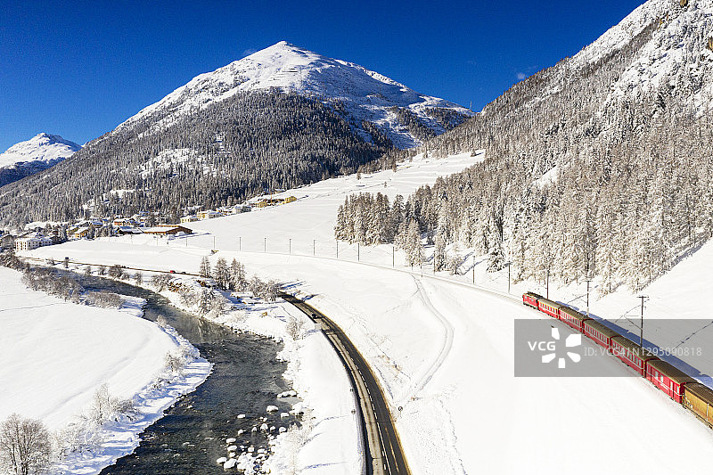 瑞士：被雪覆盖的伯尔尼纳快车和因河图片素材