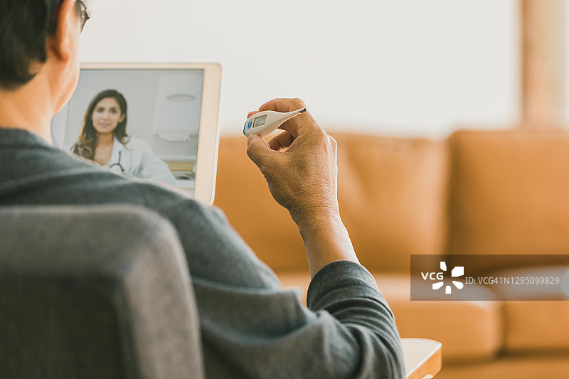 男人与医生讨论高烧图片素材