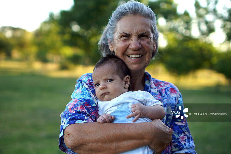 祖母和她的宝贝孙子图片素材