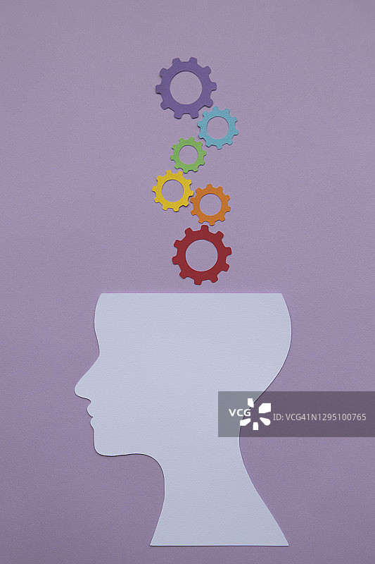 纸质头部，头部上方有彩虹色齿轮图片素材