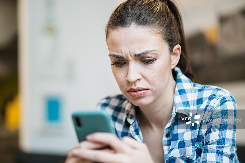 悲伤的年轻白人女性阅读坏消息特写图片素材