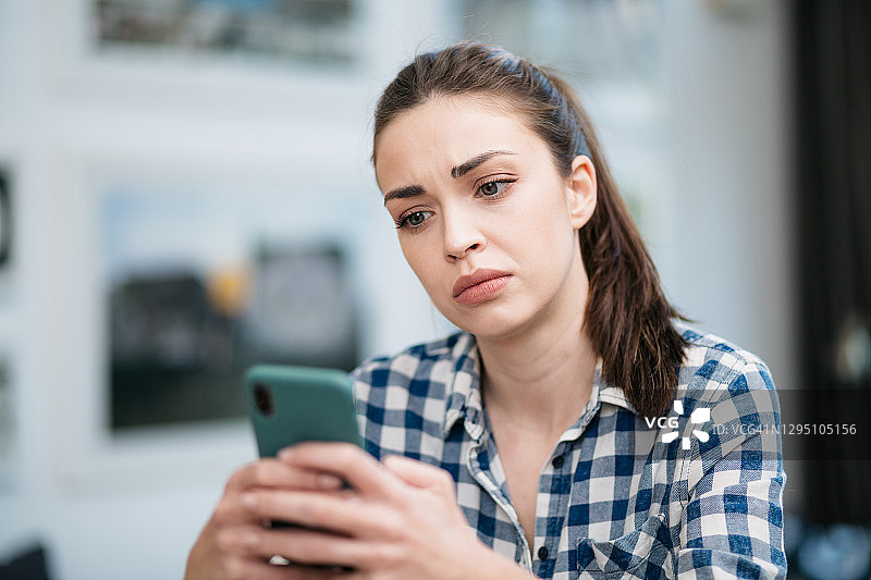悲伤的年轻白人女性阅读坏消息特写图片素材