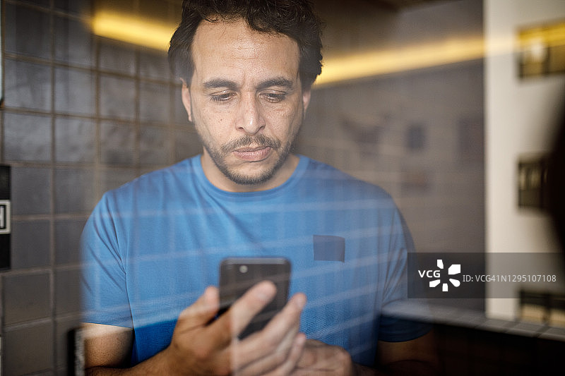 男人在智能手机上阅读不良信息图片素材