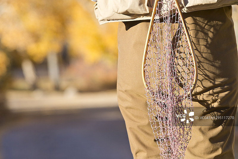 夏末飞蝇钓鱼的女人图片素材
