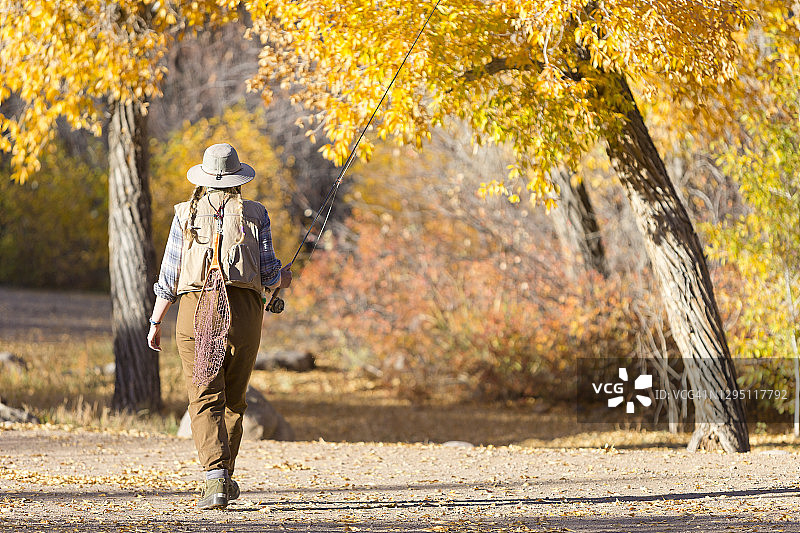 夏末飞蝇钓鱼的女人图片素材