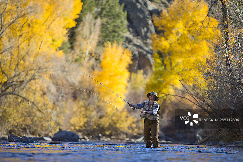 夏末飞蝇钓鱼的女人图片素材