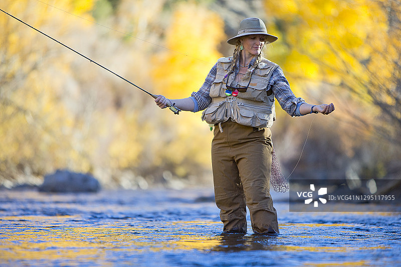 夏末飞蝇钓鱼的女人图片素材