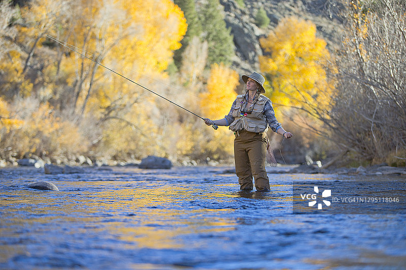夏末飞蝇钓鱼的女人图片素材