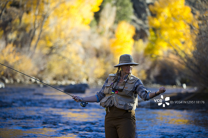 夏末飞蝇钓鱼的女人图片素材