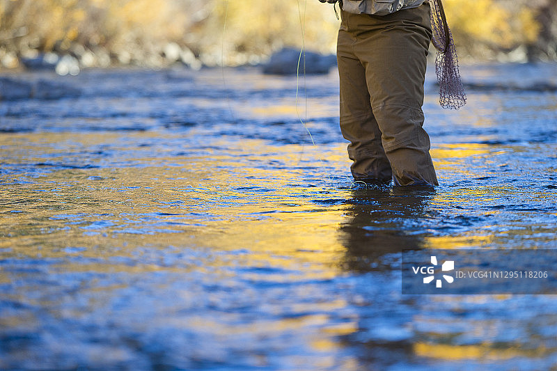 夏末飞蝇钓鱼的女人图片素材