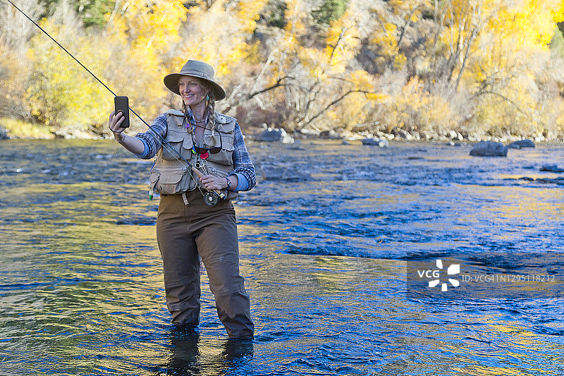 夏末飞蝇钓鱼的女人图片素材