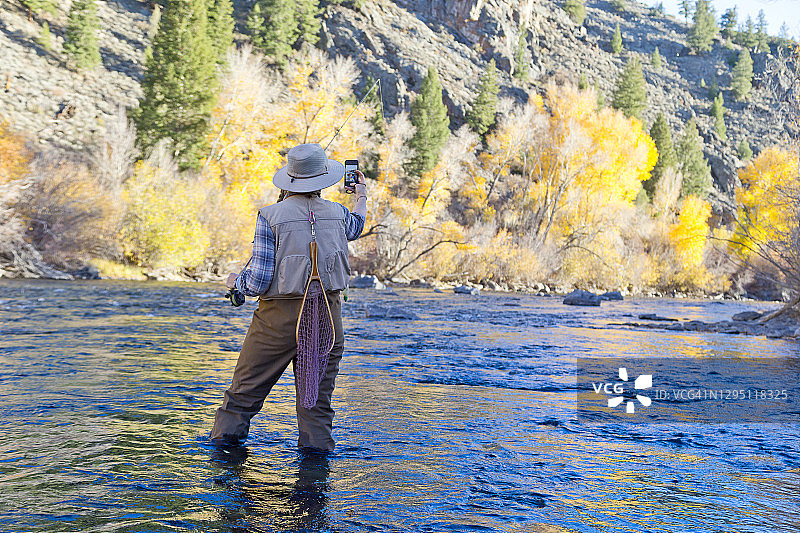 夏末飞蝇钓鱼的女人图片素材