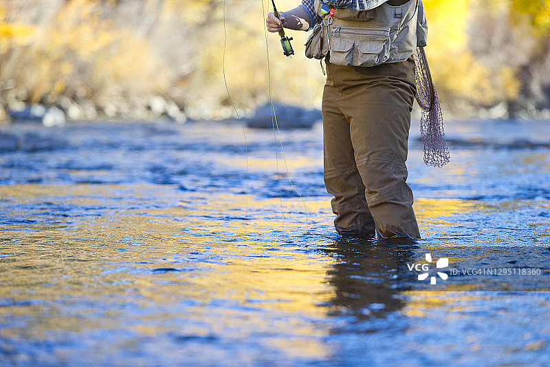 夏末飞蝇钓鱼的女人图片素材
