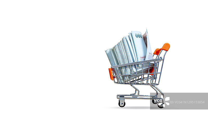 超市购物车上的钱币图片素材