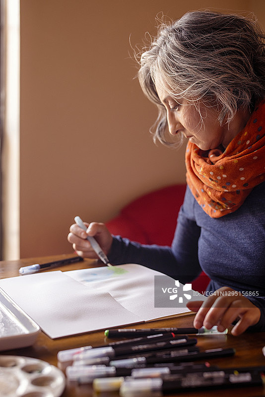 女人在家用水彩画画图片素材